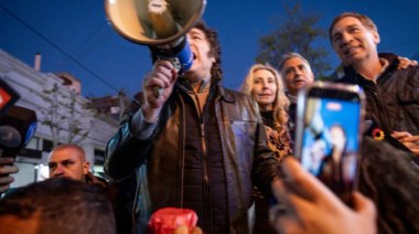 Todo al colorado: Javier Milei abandona la campaña bonaerense y delega en Santilli