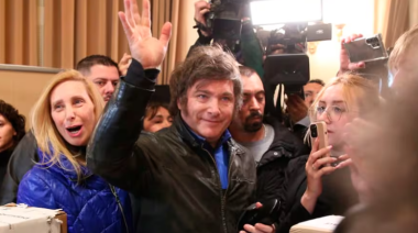 En silencio y escoltado por Karina, Milei emitió su voto y se retiró hacia Olivos