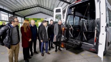 Kicillof entregó 21 camionetas para Escuelas de Educación Especial
