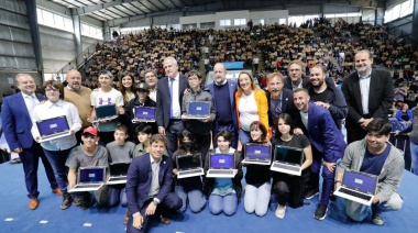 Escuelas conectadas: Kicillof entregó más de mil netbooks en Lomas de Zamora