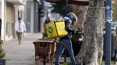 Crespo quiere regular el sistema de deliverys