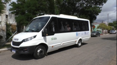 Fernández celebró la llegada del minibus a Beruti