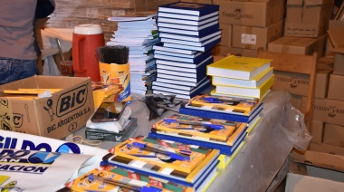 Kicillof prepará la vuelta a clases con la compra de kits escolares y guardapolvos