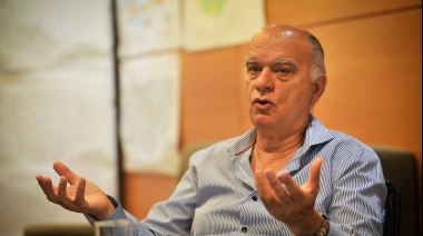Con el traje de precandidato: “La Provincia es un Estado paquidérmico”