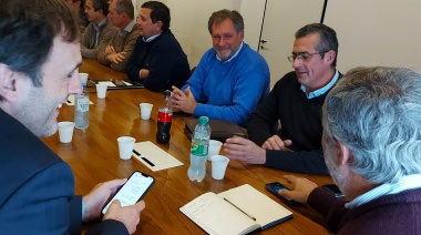 Entre deudas y endeudamiento: Alcaldes radicales buscan negociar con la Provincia
