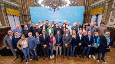 Contra la tijera de Milei: Kicillof transfirió fondos para aliviar a los municipios