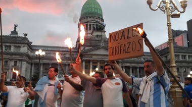 Multitudinaria marcha contra el aumento de las tarifas