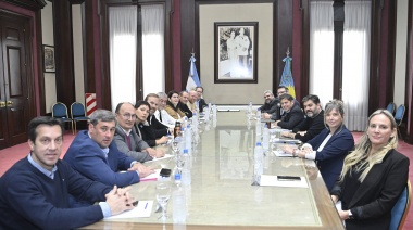 Kicillof quedó en medio de la guerra por la sucesión bonaerense