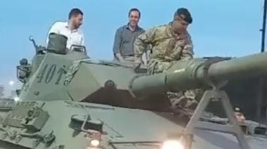 Una nueva del intendente imitador de Milei: Egüen desfiló en un tanque de guerra
