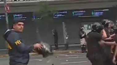 En medio de la represión, un Policía de Bullrich plantó un arma en la Plaza Congreso