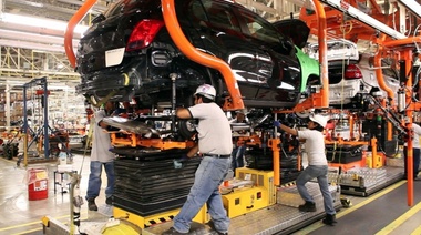 Según el INDEC, en enero, la Producción Industrial se desplomó