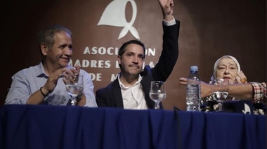 Funes fue condecorado con el pañuelo de las Madres