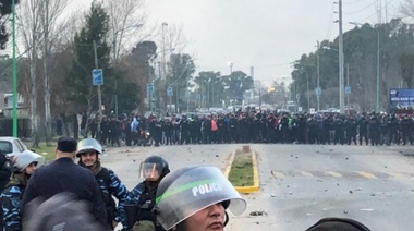 Un enfrentamiento de las facciones de UOCRA terminó en represión policial