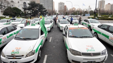 Efecto devaluación: Los chóferes de taxi pidieron aumento en la tarifa