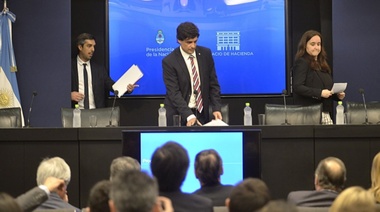 Lacunza admitió “crisis de confianza” y desechó “una hiperinflación”