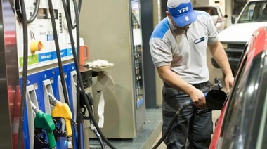 Macri tapa otro bache: Congelan el precio del combustible