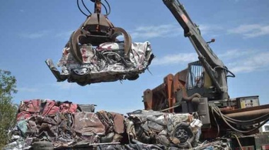 Arrancó la compactación  de vehículos en el depósito judicial