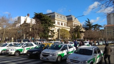 Taxistas coparon las calles de La Plata para reclamar contra UBER