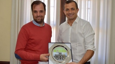 Intendente de JxC busca fotos con candidatos a gobernadores opositores