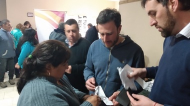 El municipio entregó 300 pares de lentes gratuitos en De La Riestra