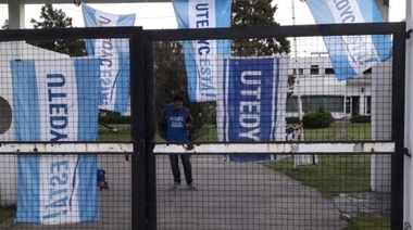 Reclamo de Utedyc por los despidos en el Club Universitario