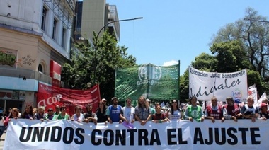 Los judiciales y médicos paralizan la atención por pedido salarial