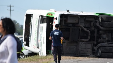 Tragedia en Ruta 2 tras volcar un micro con estudiantes