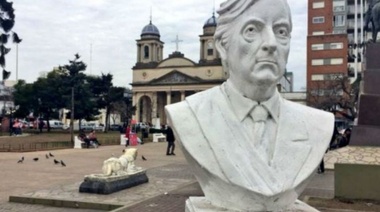 Néstor vuelve: Restituyen el busto de Kirchner en Morón