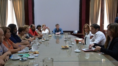 Kicillof mantuvo el primer encuentro con los gremios docentes