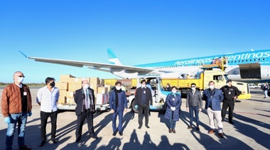 Kicillof recibió a los tripulantes de Aerolíneas que trajeron insumos de China