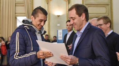 Garro realizó una nueva entrega de viviendas