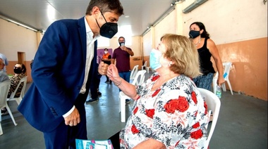 Kicillof visitó un centro de vacunación para mayores de 70 años