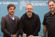 Kicillof le hizo firmar el convenio de Seguridad a Valenzuela con críticas a Milei