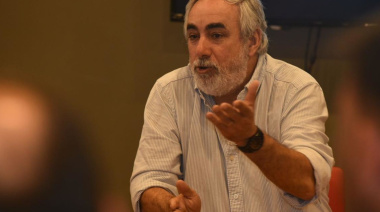 “No se puede conducir con doble comando”: Fernández pidió ordenar el radicalismo