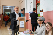 Votó Julio Alak, destacó la “campaña limpia” y el fortalecimiento democrático