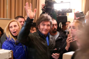 En silencio y escoltado por Karina, Milei emitió su voto y se retiró hacia Olivos