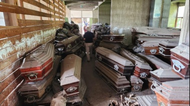 Herencia de Garro: Hallan 500 ataúdes abandonados y 200 bolsas con restos humanos
