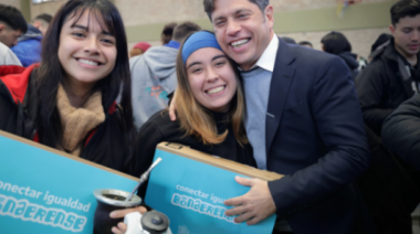 Conectar Igualdad Bonaerense: Kicillof entregó más de 400 computadoras a estudiantes