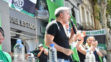 Estatales bonaerenses presionan para reabrir paritarias tras los ajustes de Milei