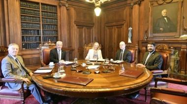 En busca de “respuestas concretas”: Mena se reunió con la Corte Suprema
