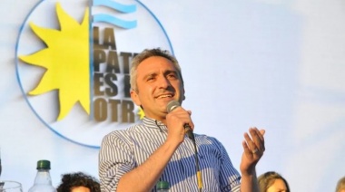 Con el traje de Kicillofista, Larroque avanza en el armado político