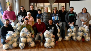 Stadnik entregó pelotas a clubes deportivos