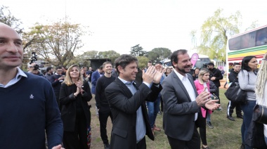 Kicillof acompañó a jóvenes de Escobar que iniciaron su viaje de fin de curso