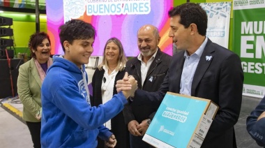 Ensenada: Secco y Wado de Pedro entregaron 600 netbooks a estudiantes