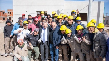 De la mano de Secco, Fernández recorrió el plan de viviendas más grande de la ciudad