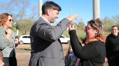Al grito de "Peronismo al palo", Echarren avanza con la entrega de viviendas