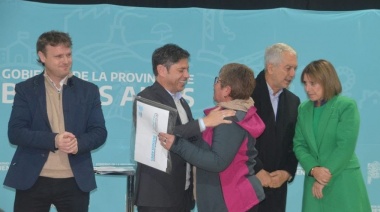 Kicillof entregó escrituras: “Vamos a cumplir con las 100 mil antes de fin de año”