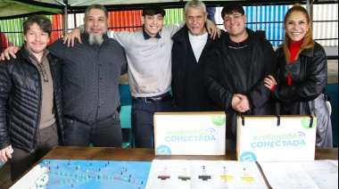 "Avellaneda Conectada": Ferraresi y Sierra entregaron más de 3700 netbooks a estudiantes