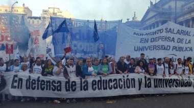 Abrazados al plan de lucha: Comenzó el paro universitario