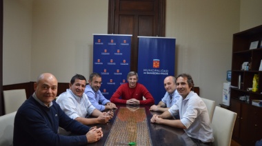 Castelli participó de un encuentro de intendentes radicales
